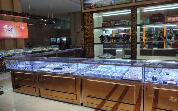 玻璃柜臺(tái)展示柜應(yīng)該如何選擇